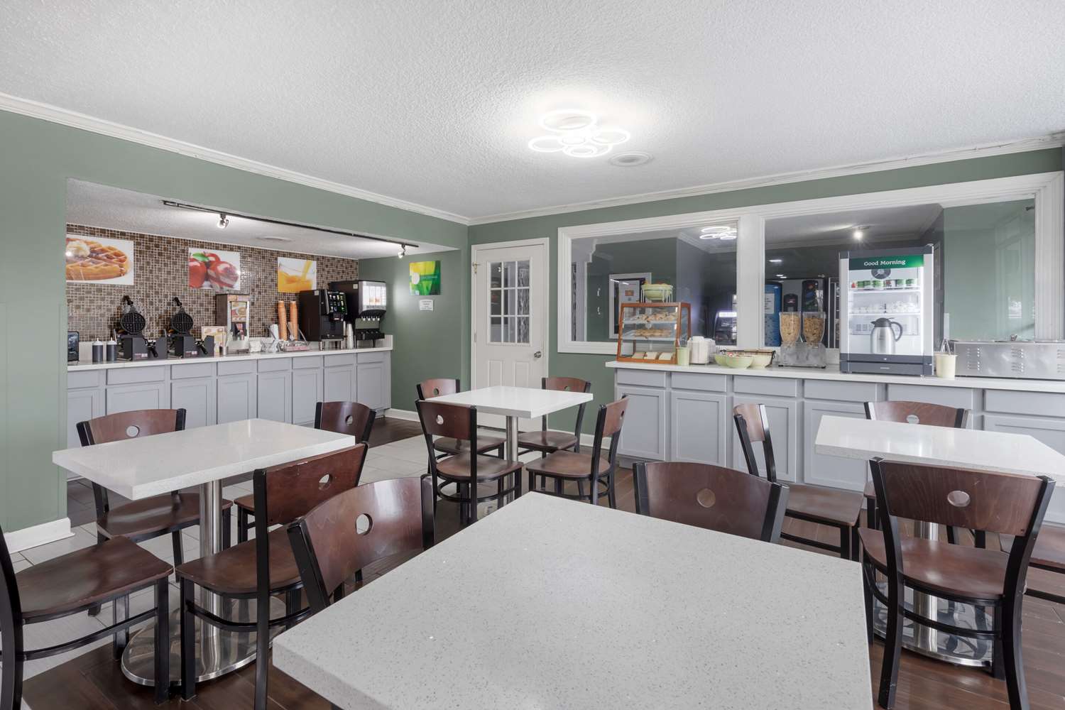 Downtown Inn & Studio Suites 17/23