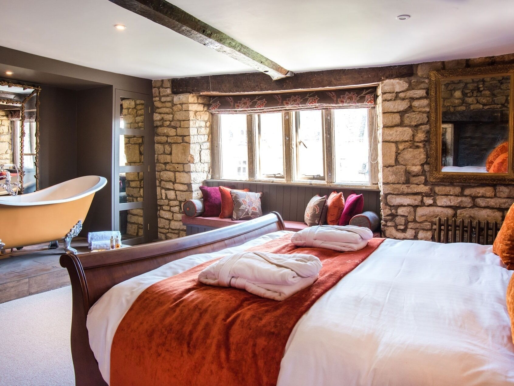 Feature, Deluxe, King Bed, Bathtub