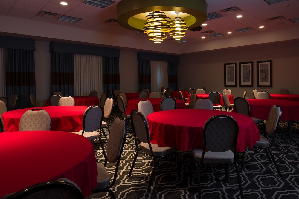 Holiday Inn Express Hotel Suites Kansas City Airport 58/72