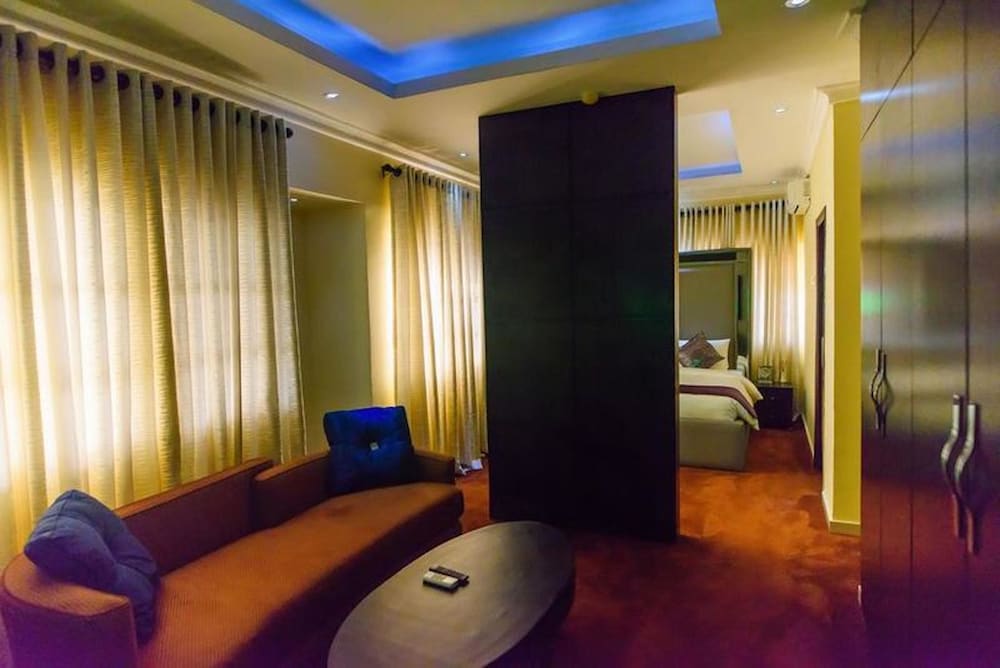 Cribville Hotel & Suites 28/41