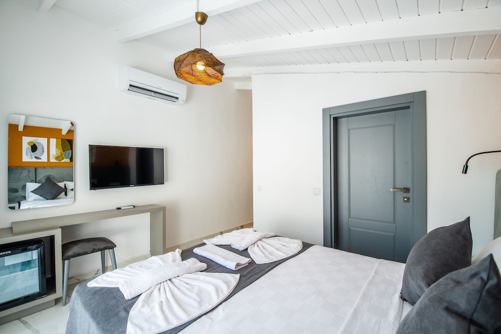 Leonis Hotel 11/50