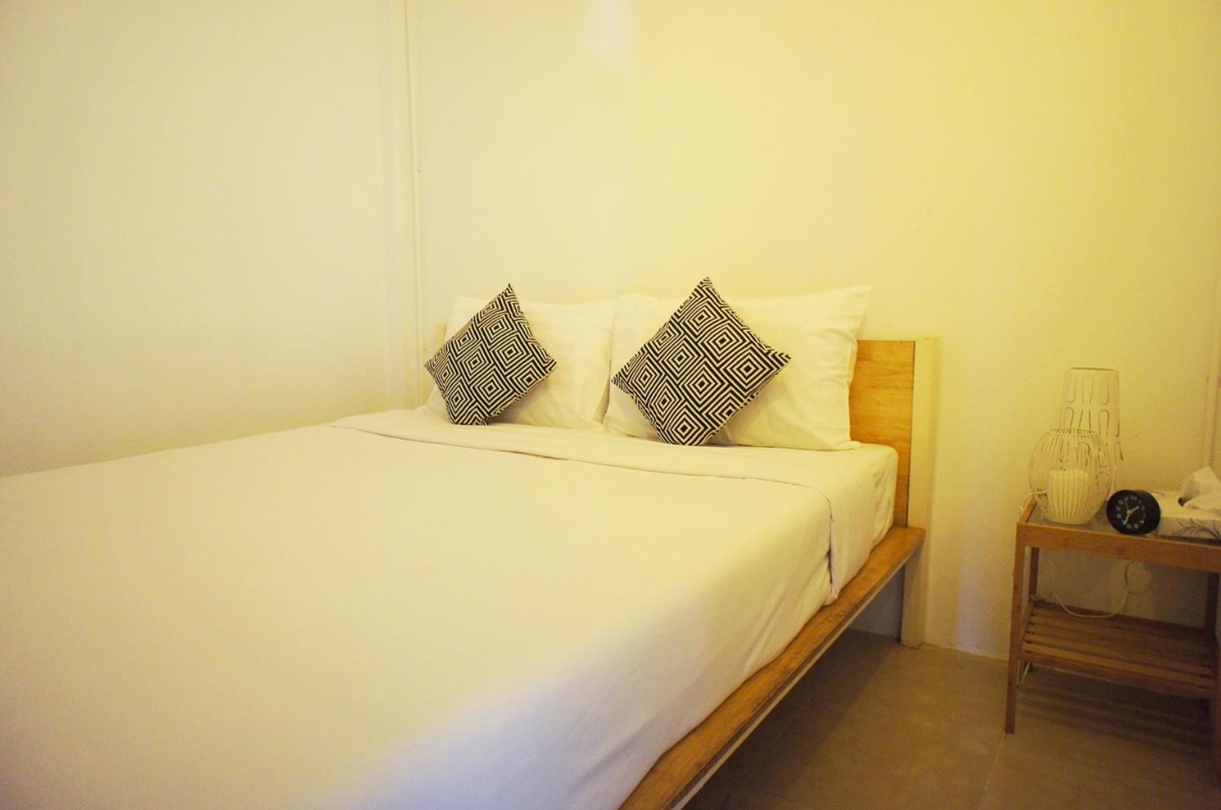 Budget, Queen Bed, No Window