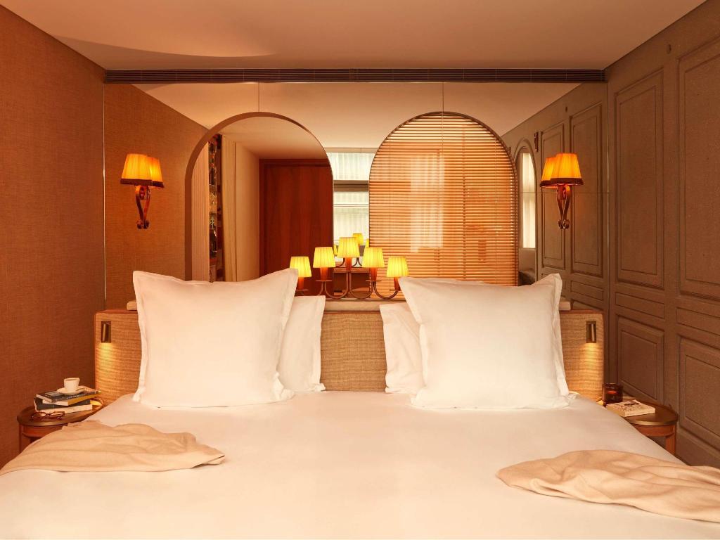 Signature, Courtyard, King Bed, Courtyard View