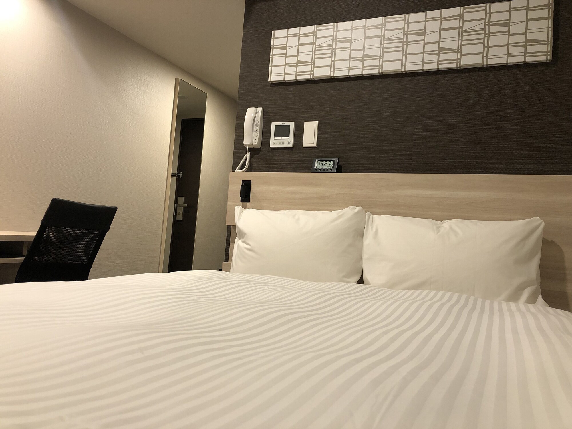 ROOM, DOUBLE BED