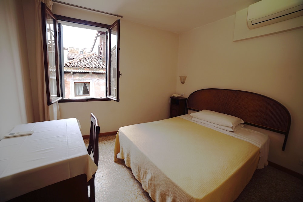 Canada Hotel Venice 11/20