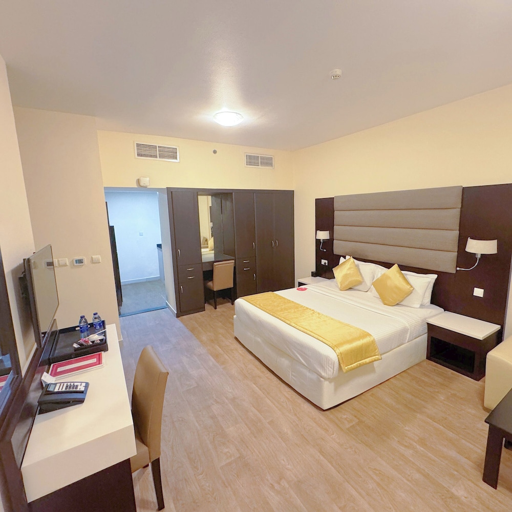 DELUXE, KING BED