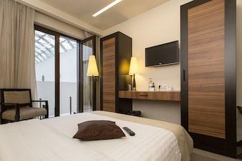 Atrium, Standard, Single, Queen Bed