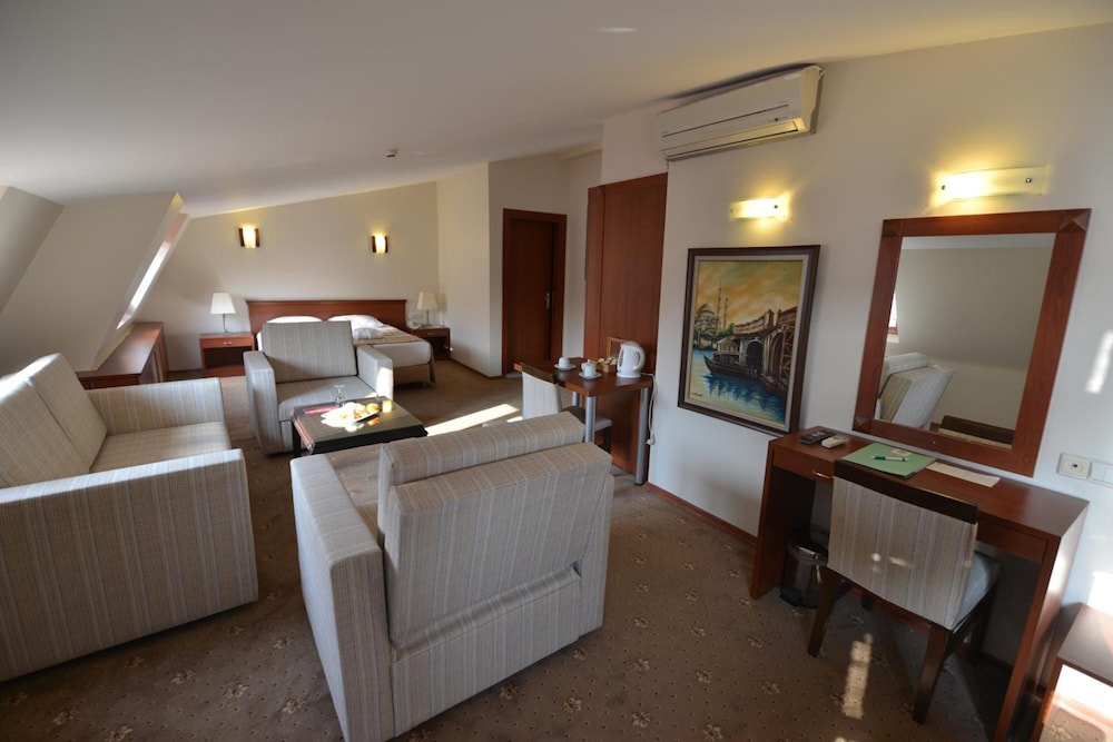Golden Siyav Hotel 51/75