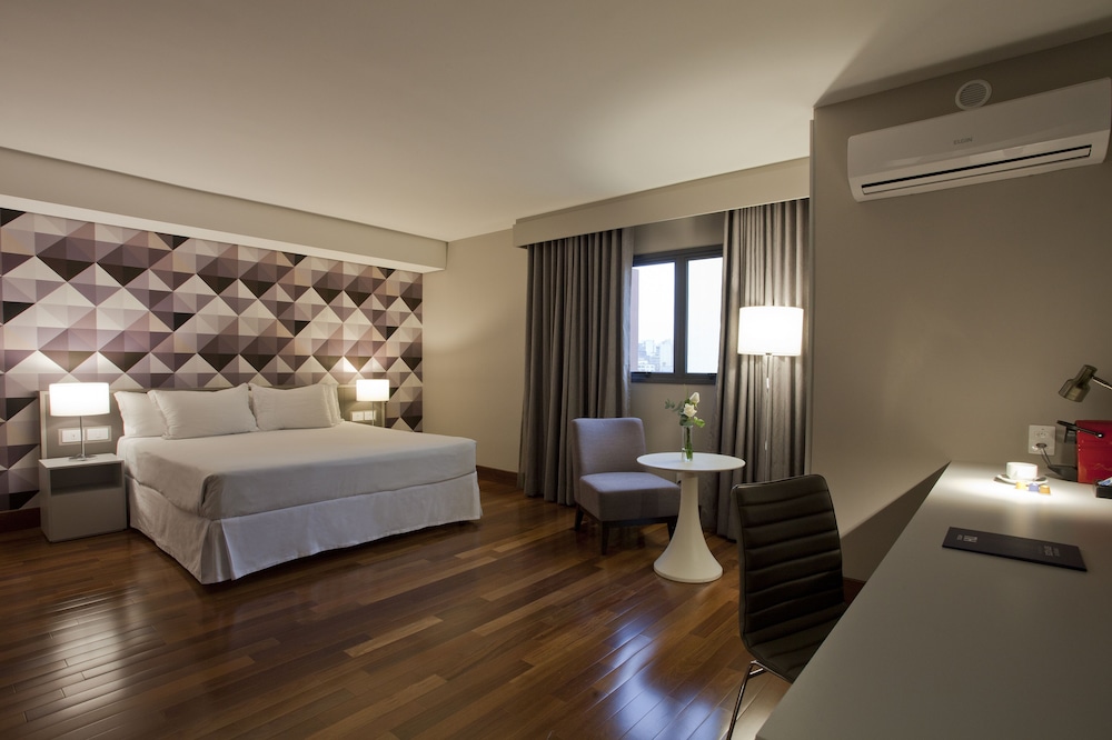 Family, Queen and Twin Beds, City View, 2 Bathrooms