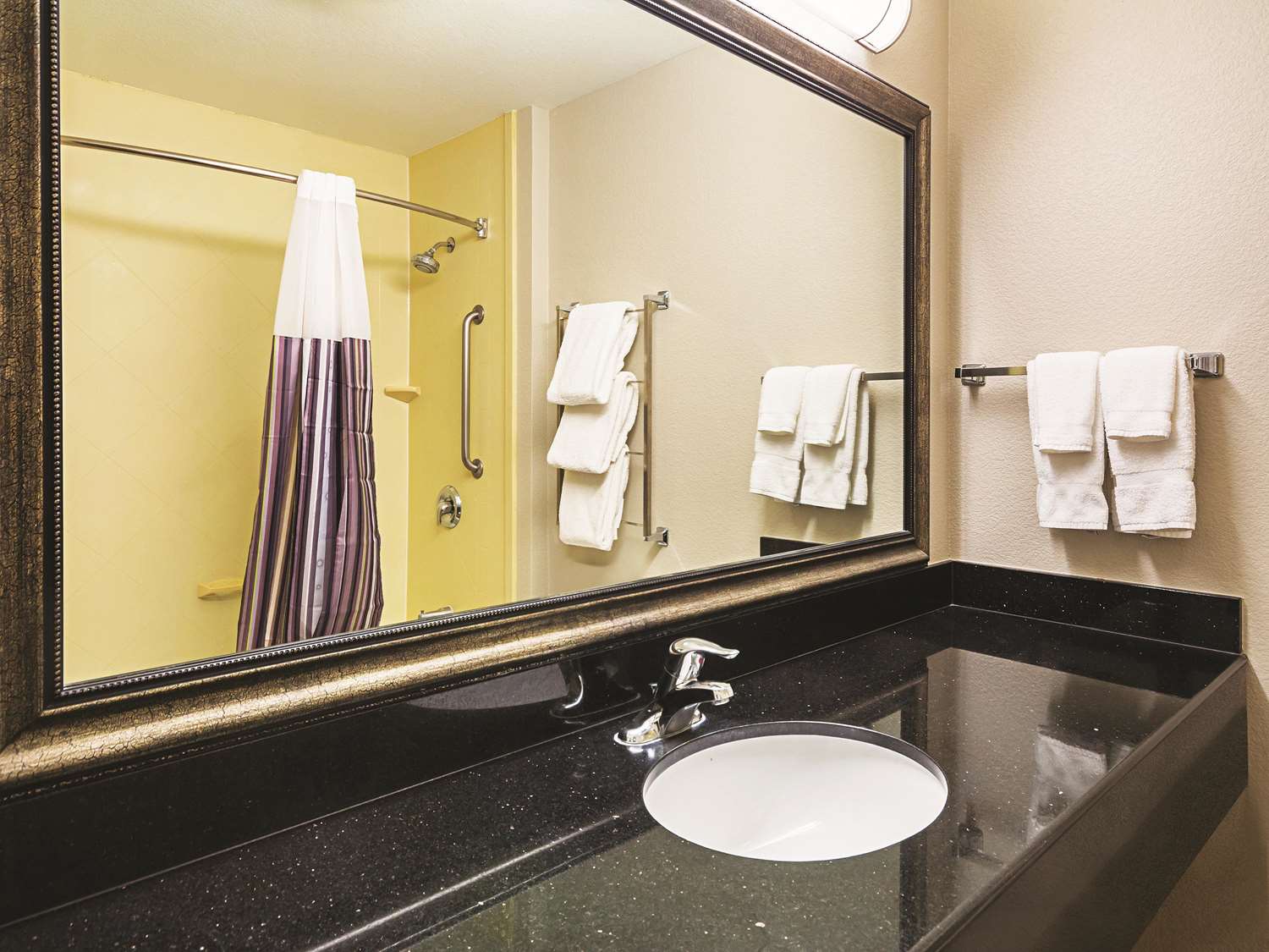 La Quinta Inn & Suites by Wyndham Fresno Northwest 40/44