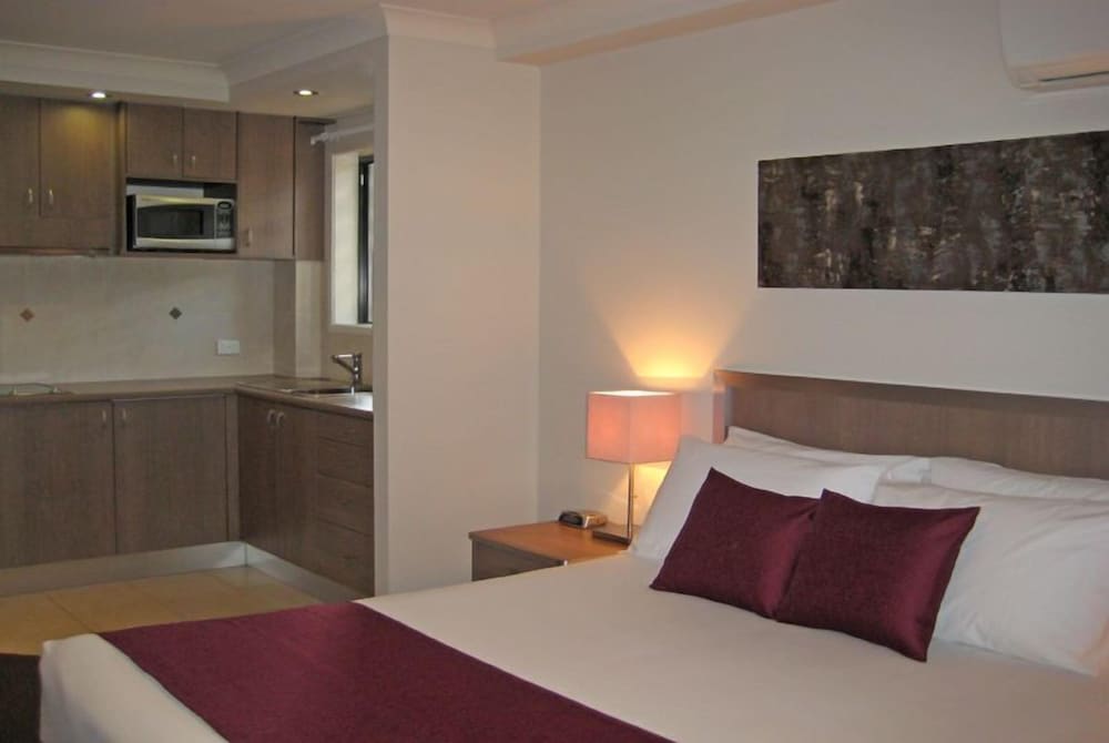 EXECUTIVE, QUEEN BED, KITCHEN