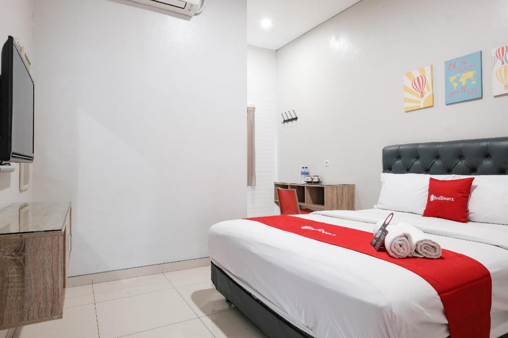 RedDoorz near Ciputra Golf Surabaya 20/50