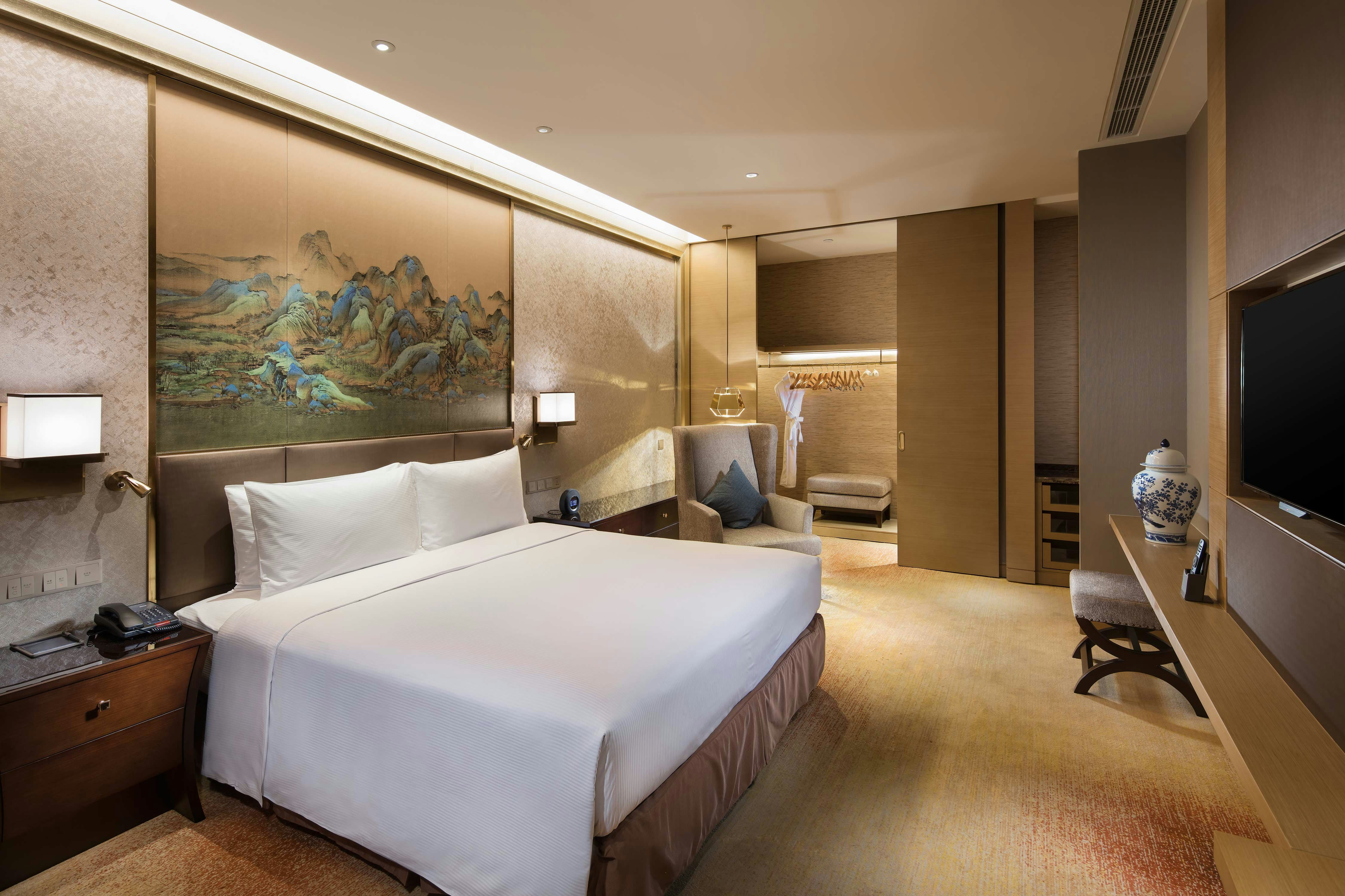 1 BEDROOM, SUITE, KING BED