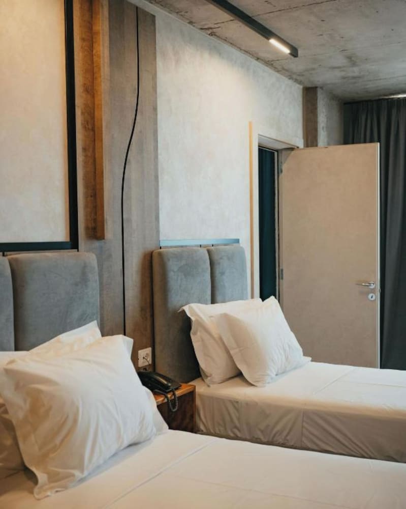 AMR Hotel 17/41