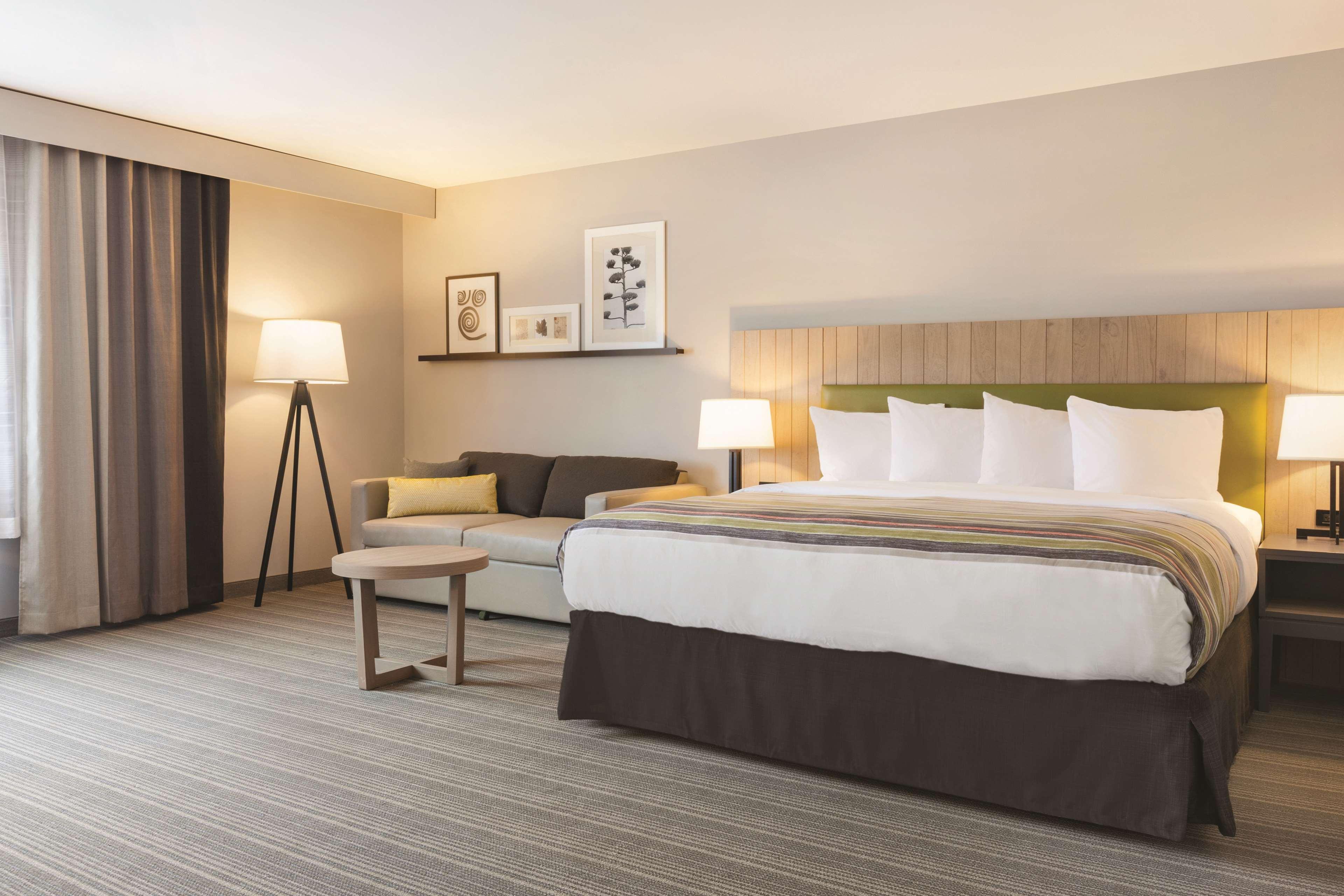 SUITE, KING BED
