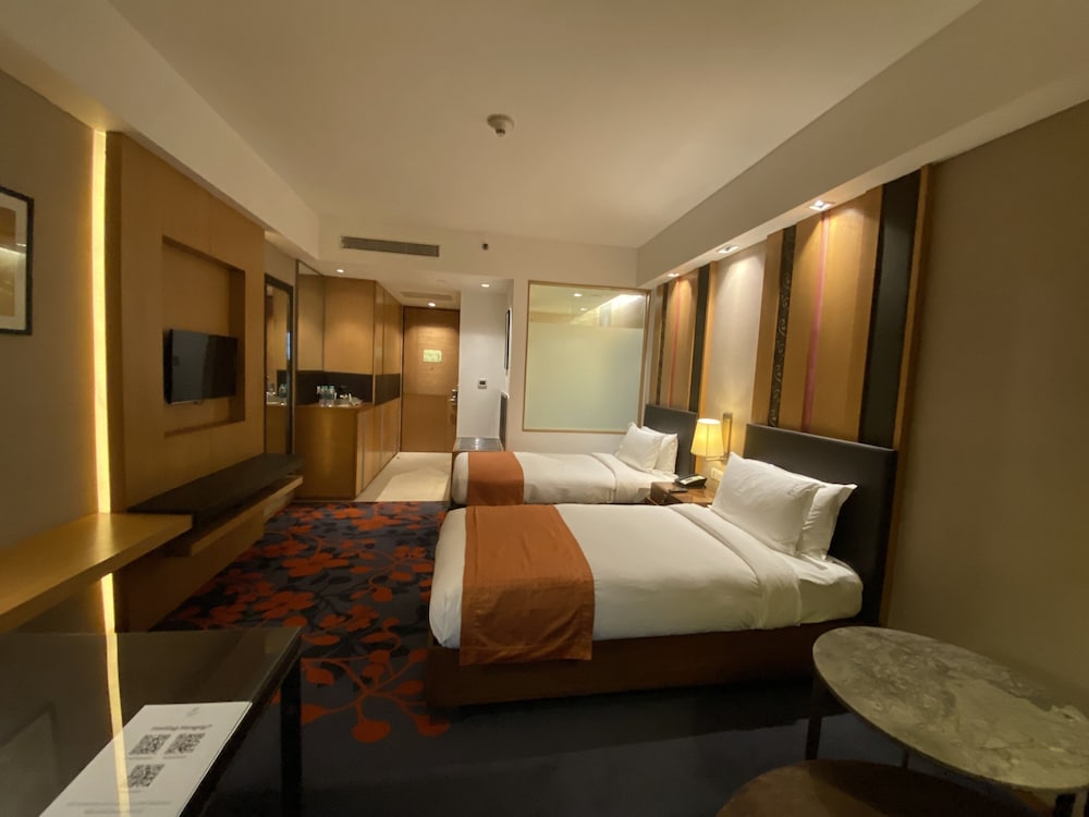 Holiday Inn New Delhi Mayur Vihar Noida 17/74