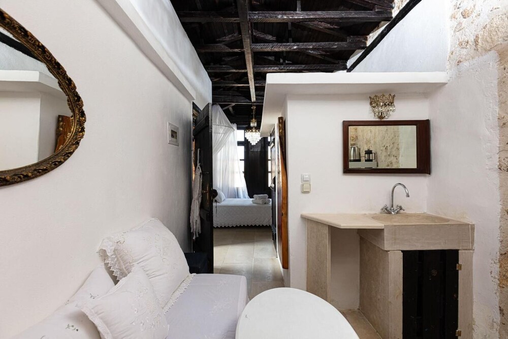Antonia's House 48/50