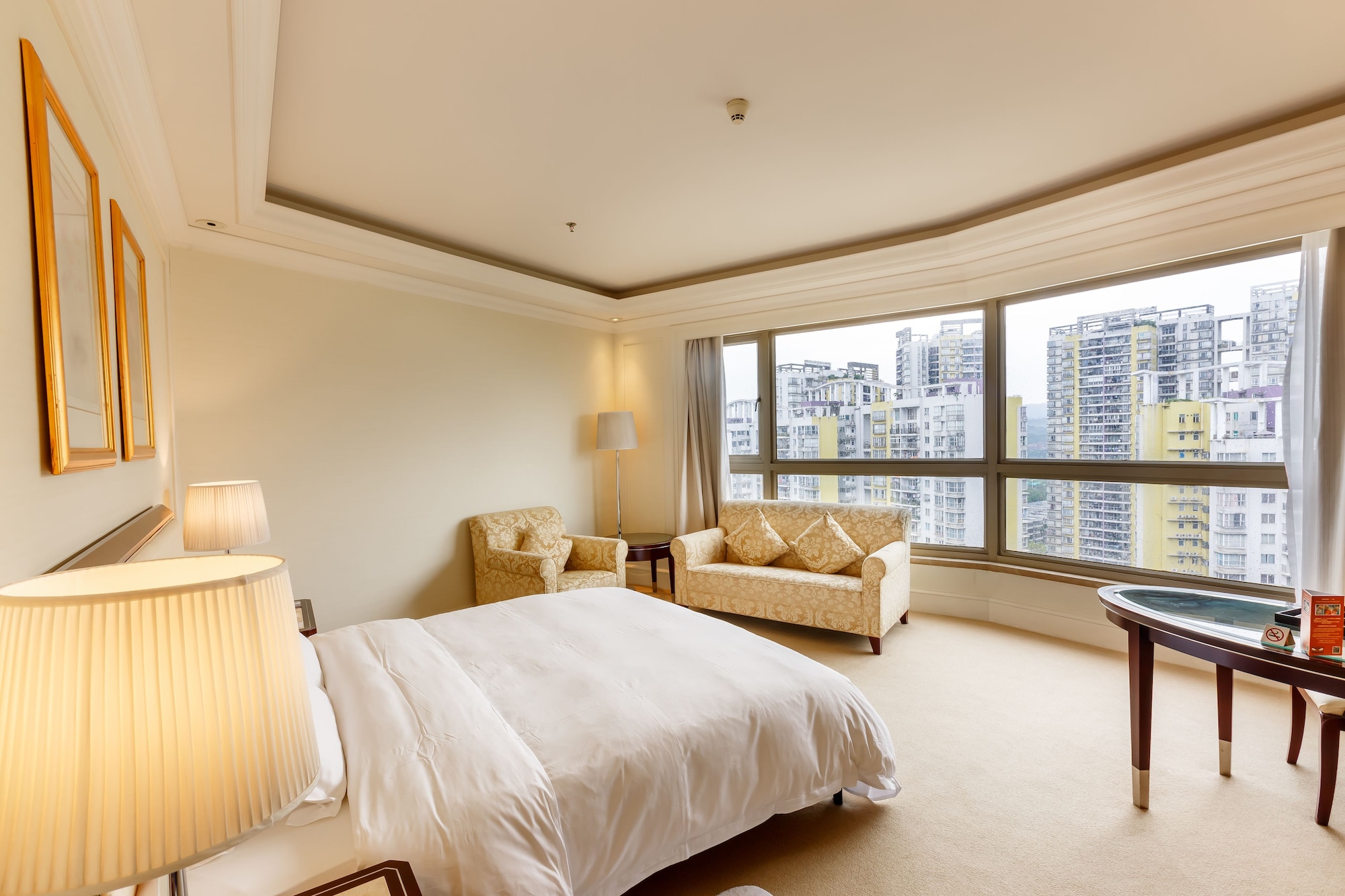 EXECUTIVE, KING BED