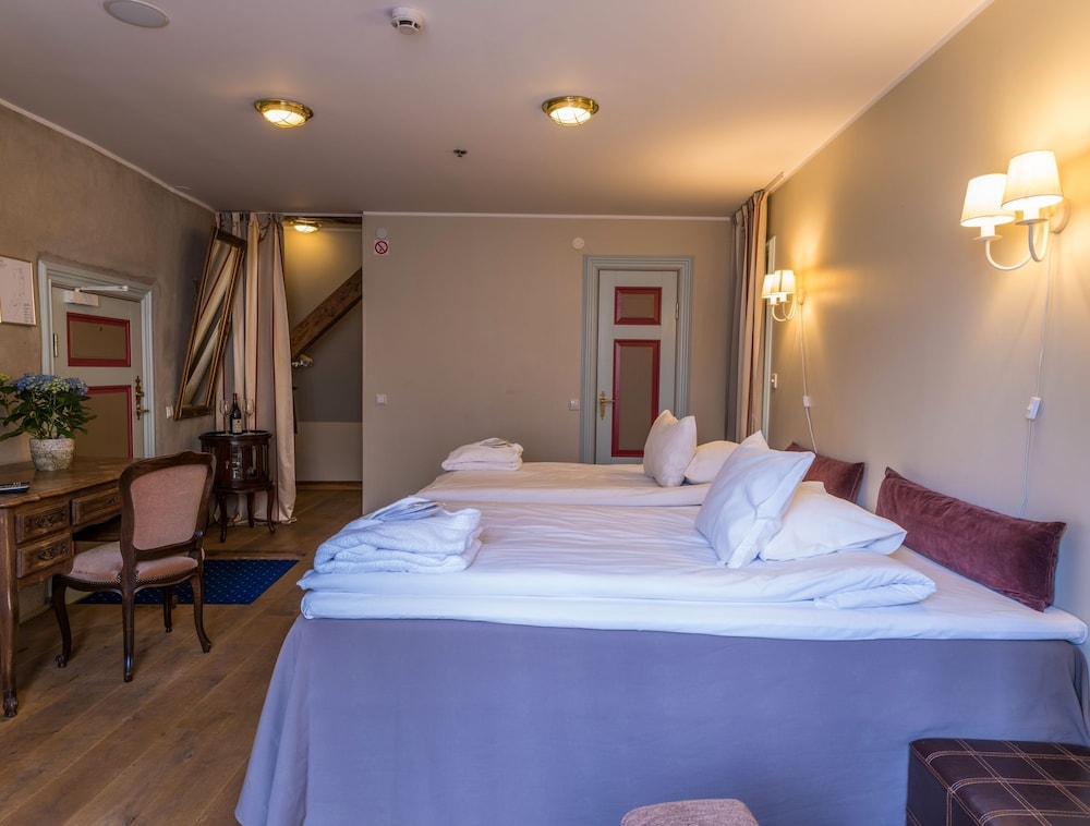 DELUXE, DOUBLE BED