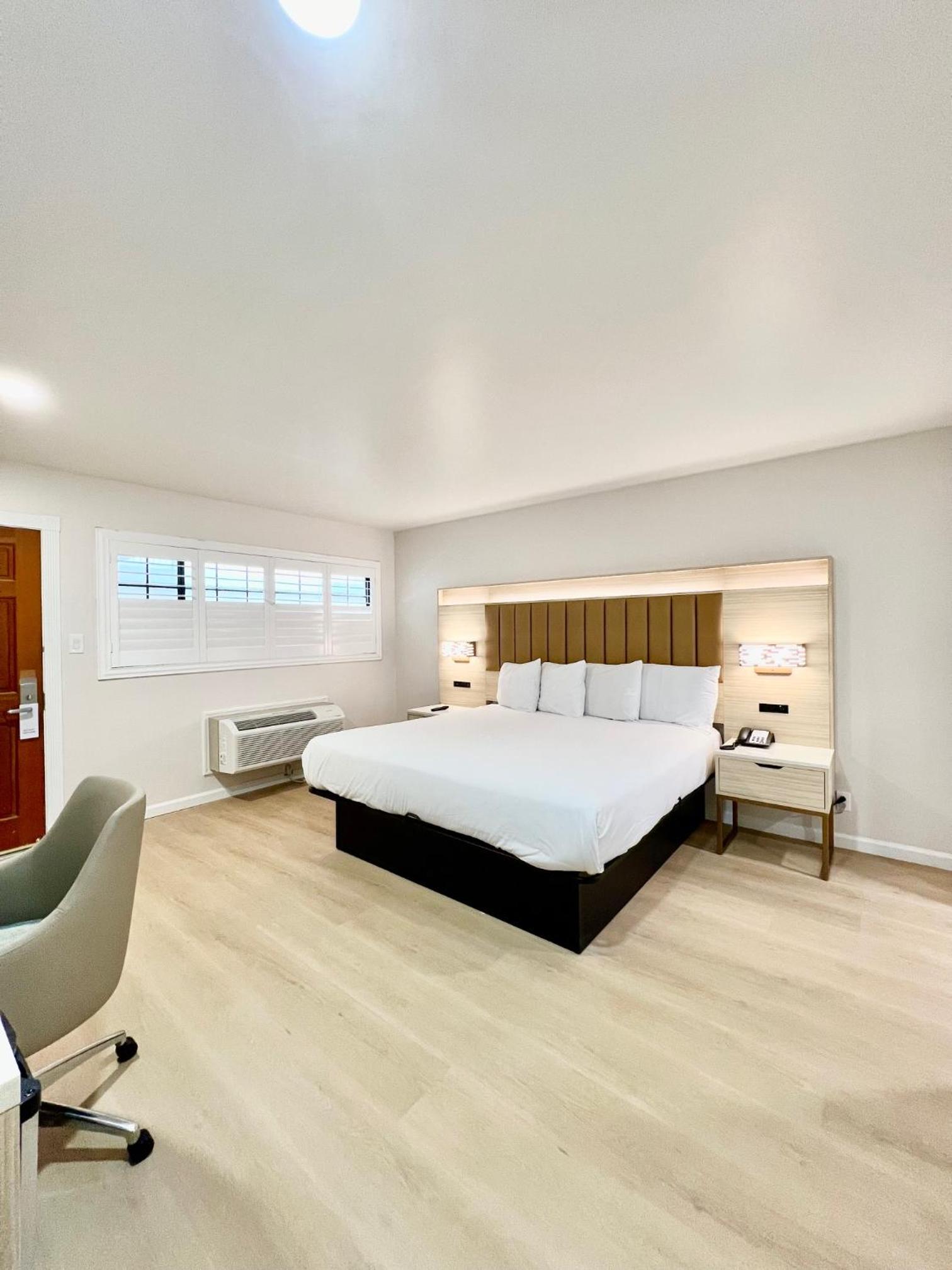 Deluxe, King Bed