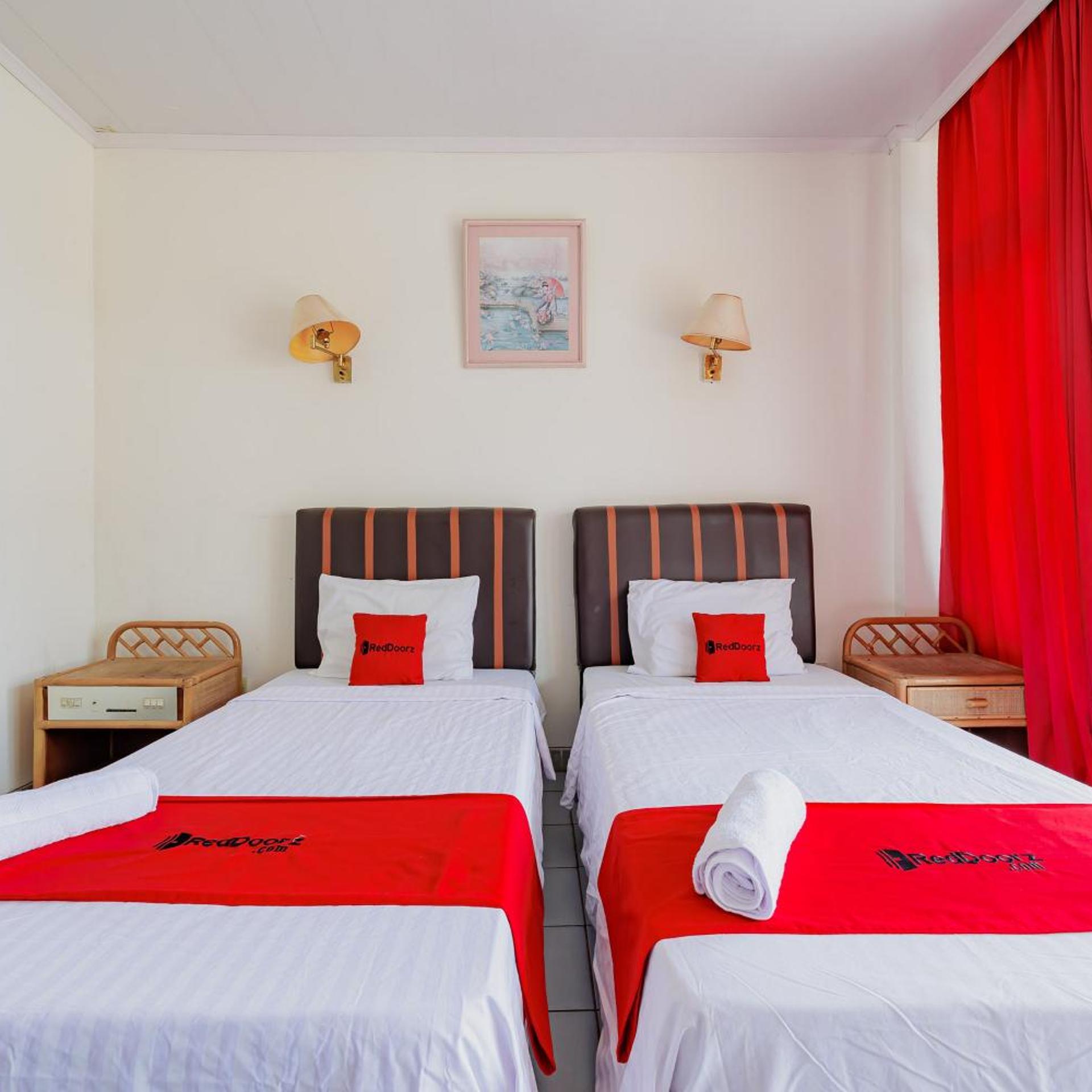 RedDoorz Plus near Tugu Mercusuar Anyer 17/50