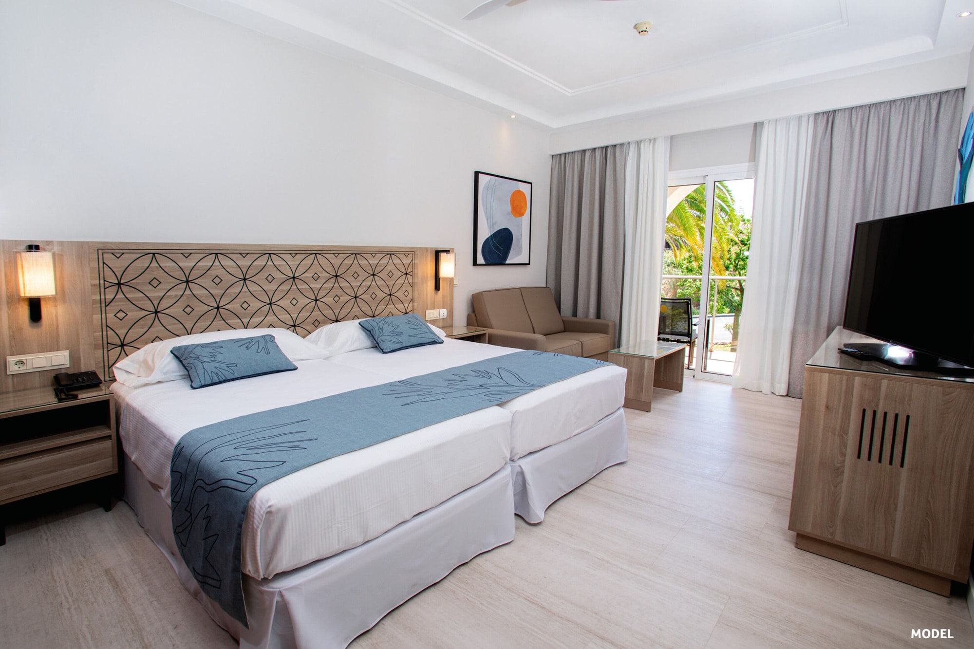 غرفة بسرير مزدوج بشرفة بإطلالة جزئية على البحر، Hotel Riu Madeira 5/8