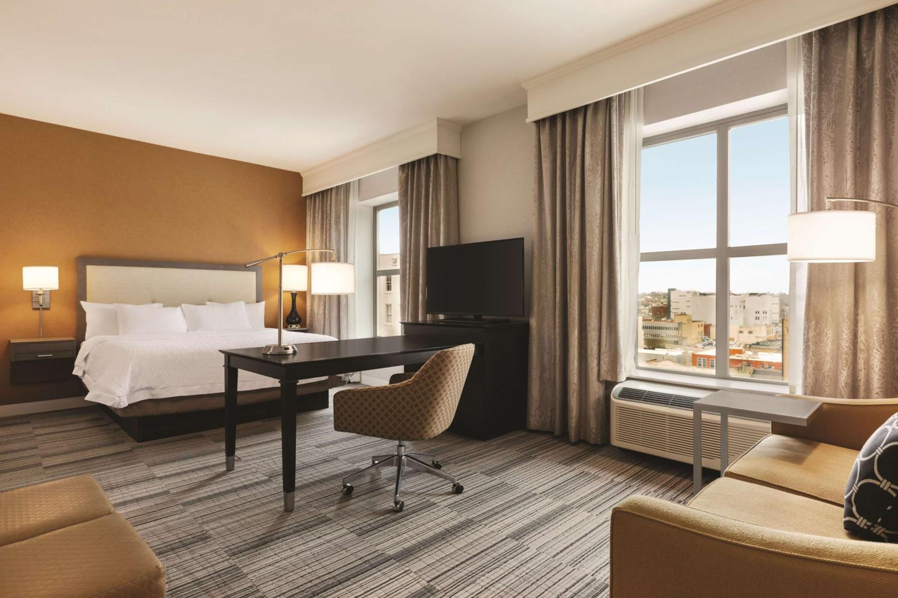 STUDIO, SUITE, KING BED