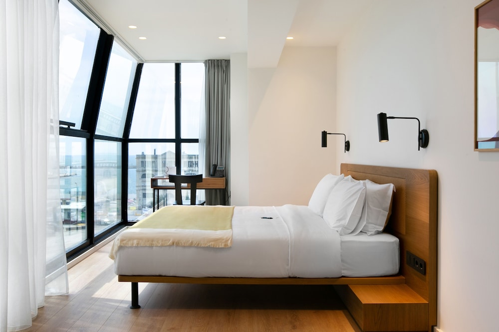 SIGNATURE, SUITE