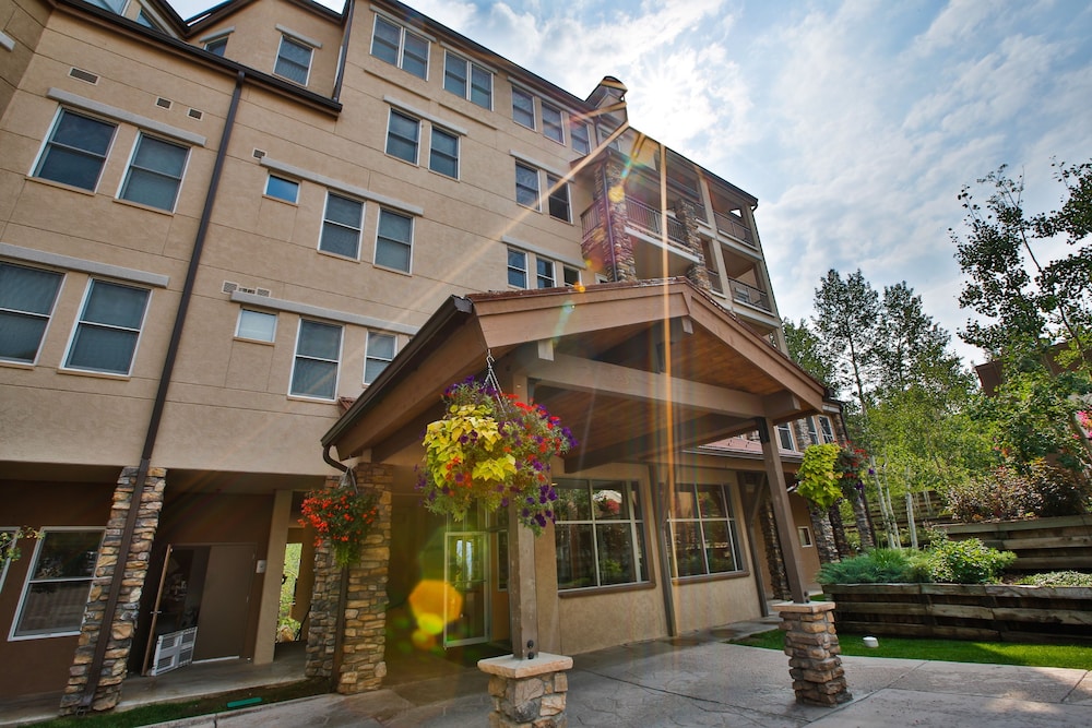 Woodrun Place Condominiums & Residences image