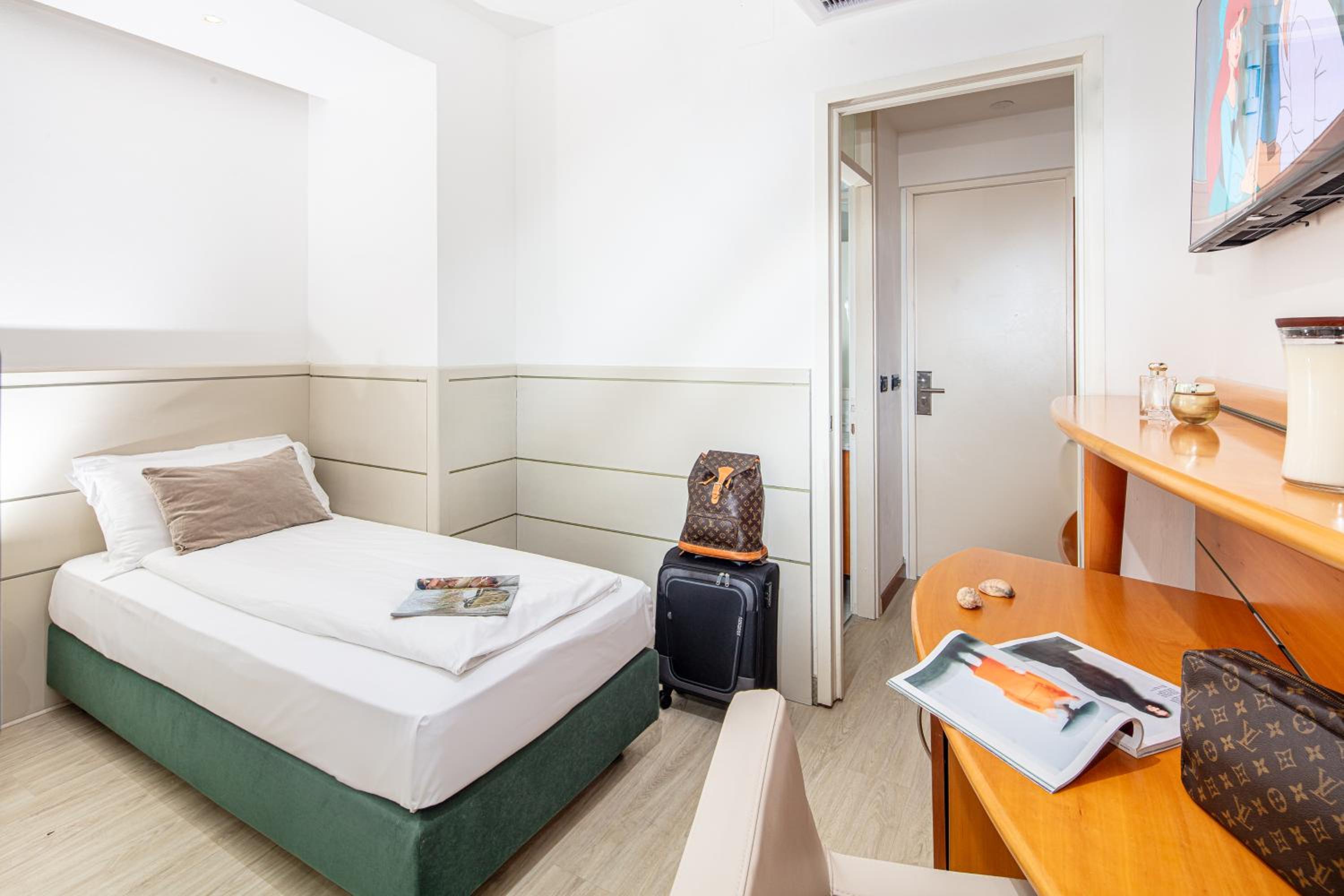 ROOM, SINGLE