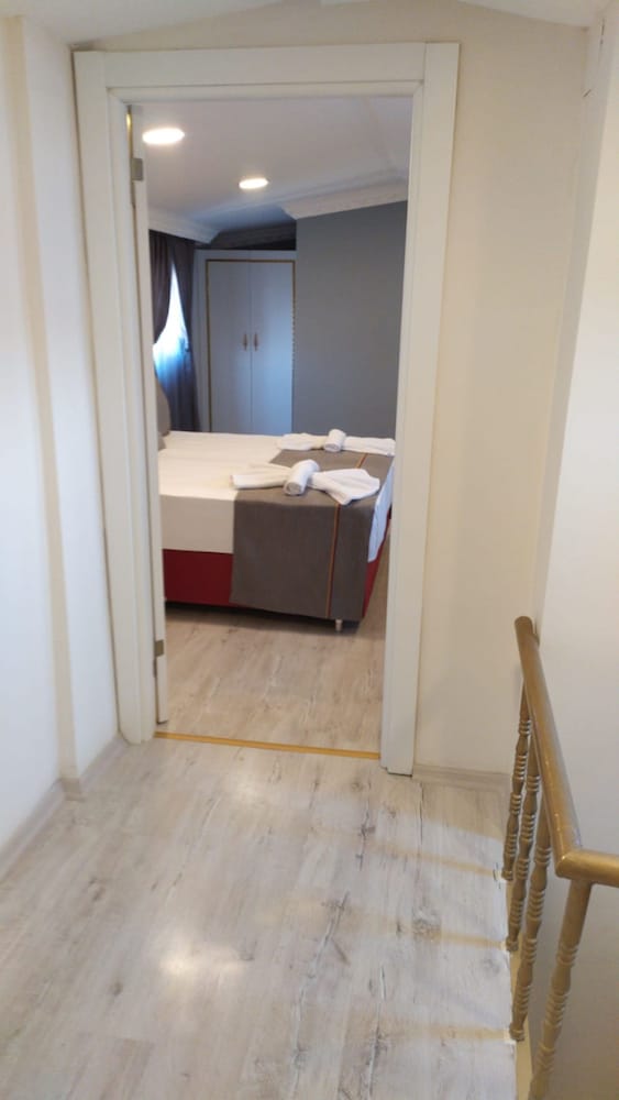 Rhythm Hotel 10/50