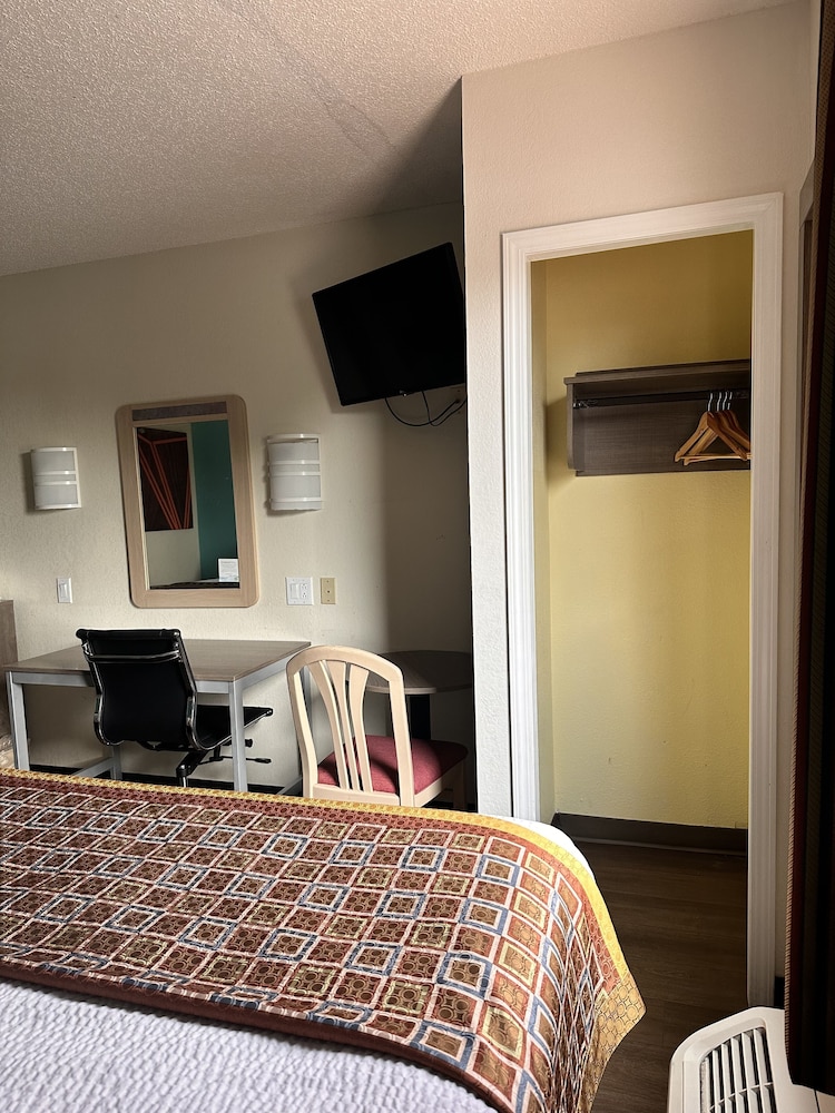 Howard Johnson by Wyndham Clarksville Tennessee 20/45