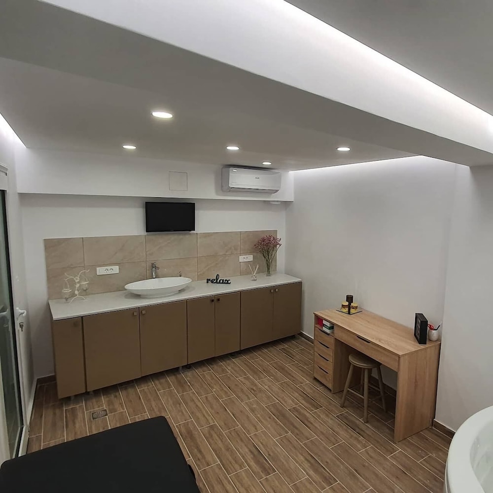 Elizabeth Suites 5/50