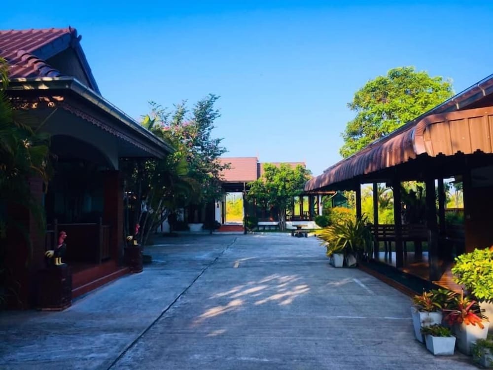 Khum Nakhon Hotel 32/47