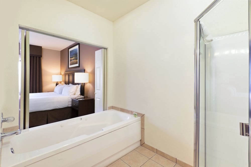 Holiday Inn Express Show Low 14/47