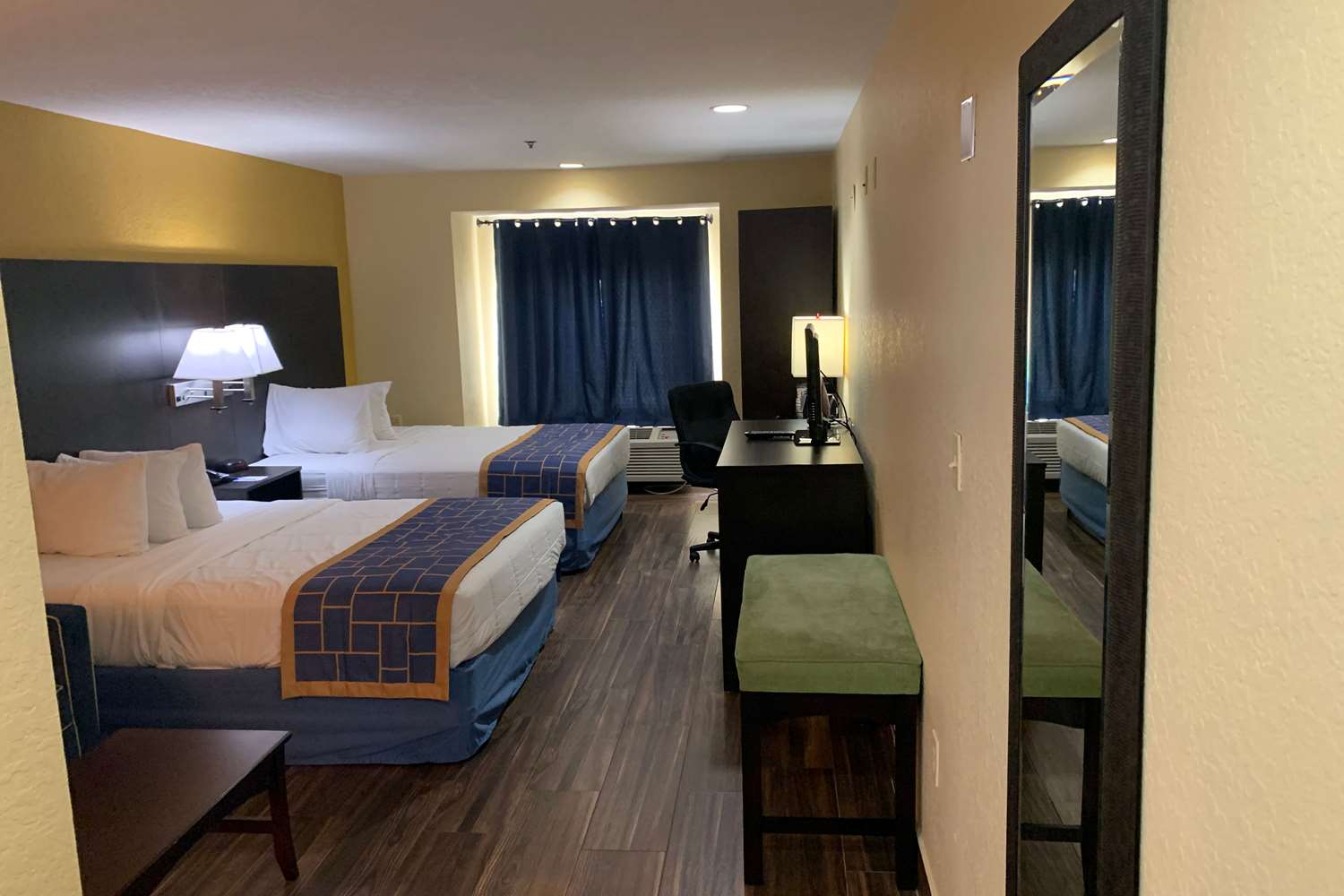 Days Inn And Suites By Wyndham Tampa Raymond James Stadium 17/51