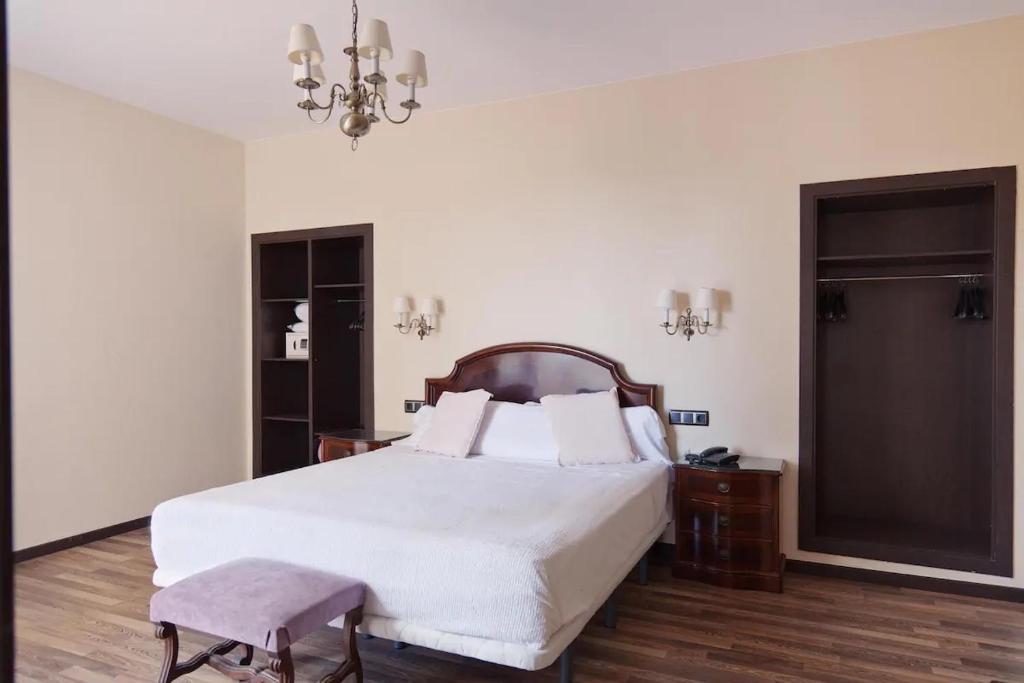 Royal, Suite, Hotel Roger de Flor by Seleqtta 5/9