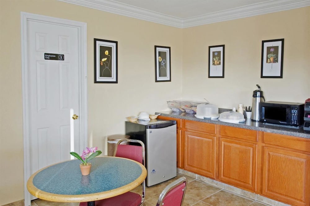 Americas Best Value Inn Gainesville, TX 21/27