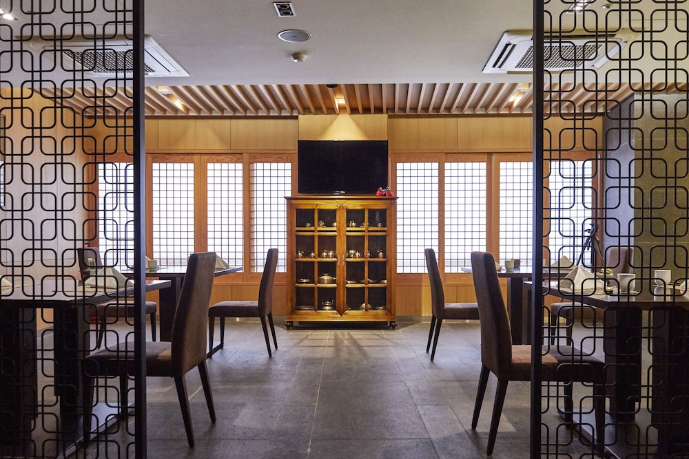 Commodore Hotel Busan 54/62