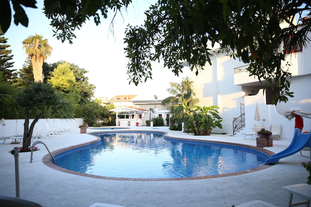 Assinos Palace Hotel 25/28