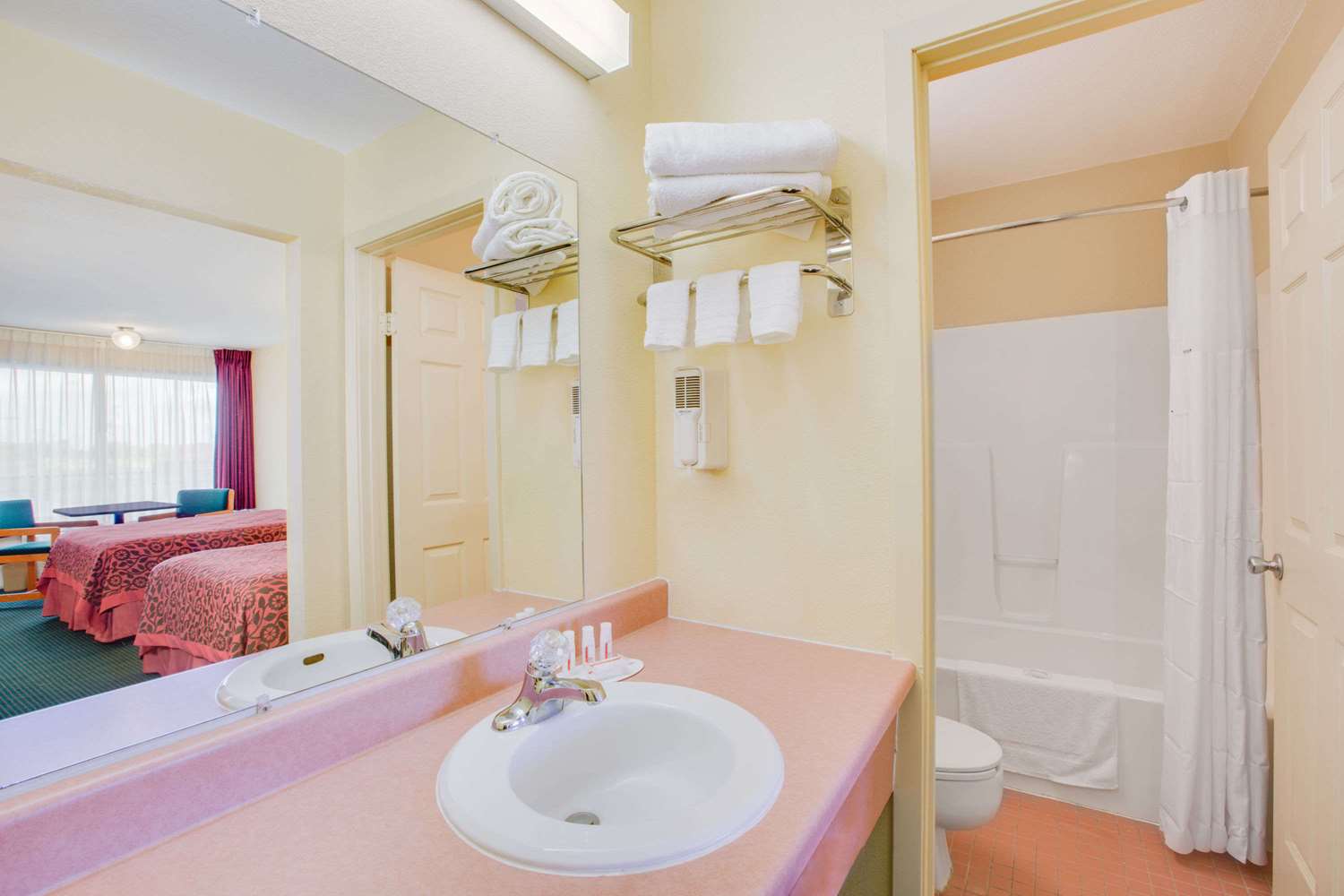 Days Inn by Wyndham Newport 4/4