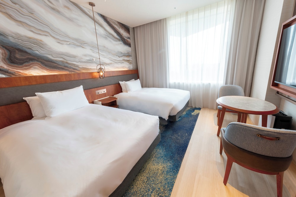 SUPERIOR, TWIN BEDS, LOUNGE ACCESS