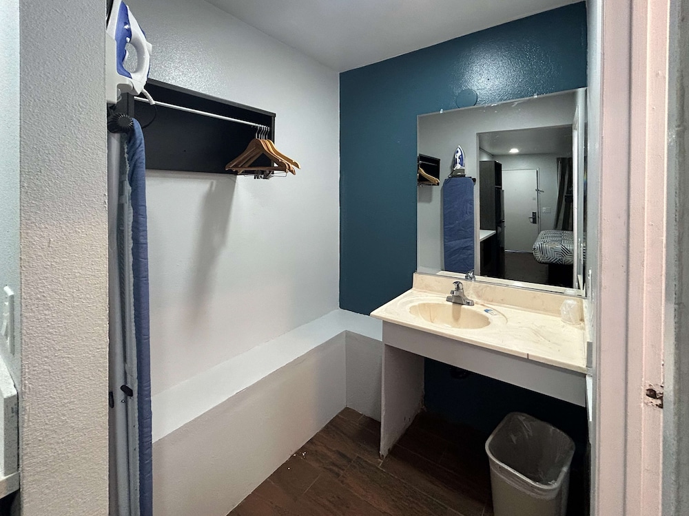 Studio6 Hemet, CA 50/51