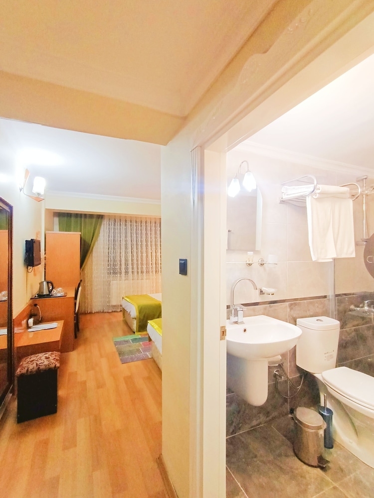Ceylan Hotel 50/50