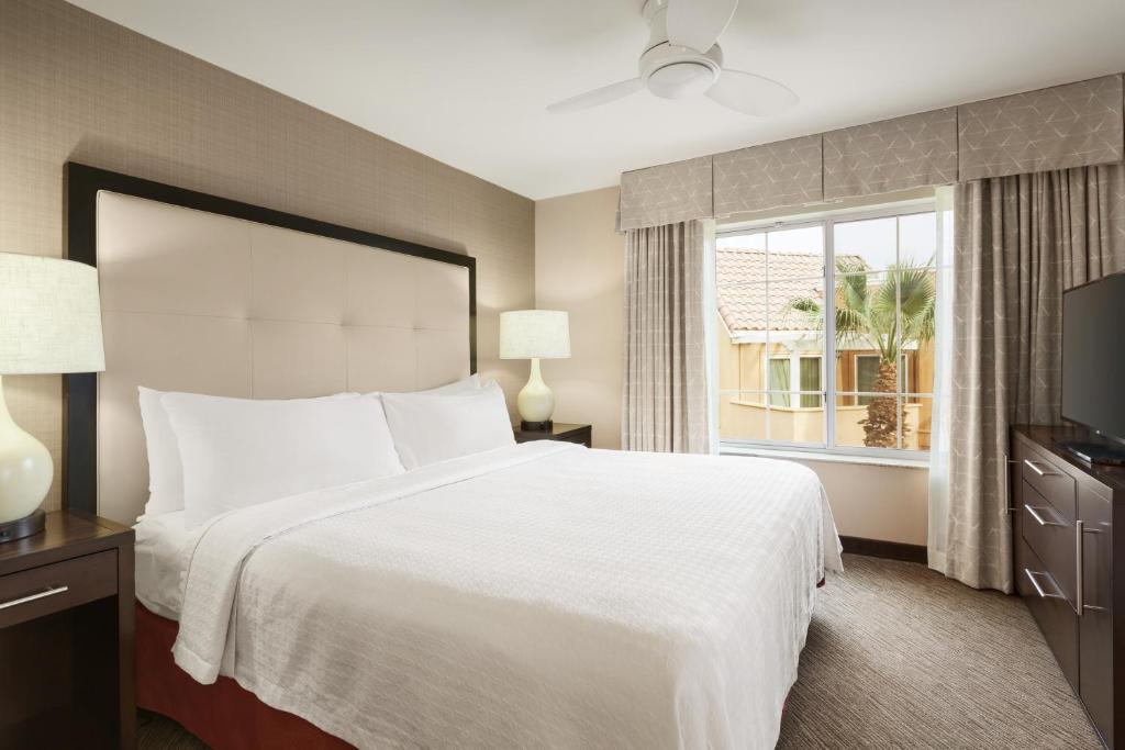 2 Bedrooms, Suite, King Bed, 2 Queen Beds, 2 Bathrooms