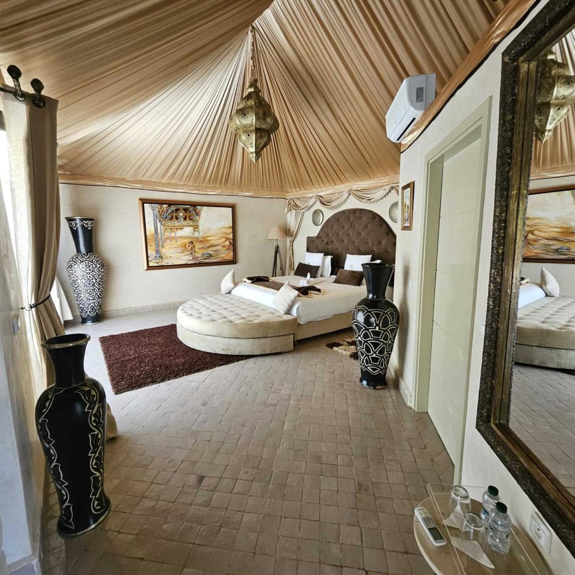 Royal, Lodge