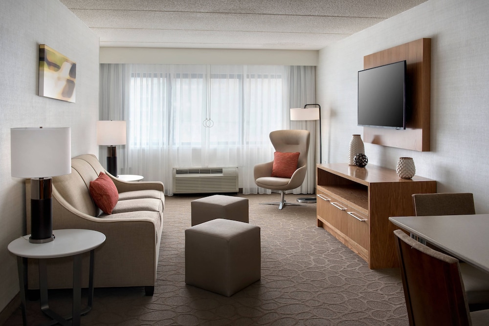 Delta Hotels By Marriott Utica 33/57