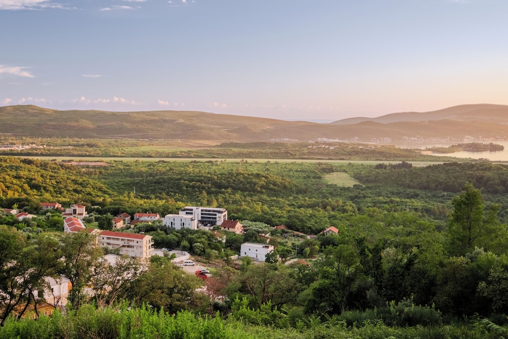 Montenegro Lodge 34/50