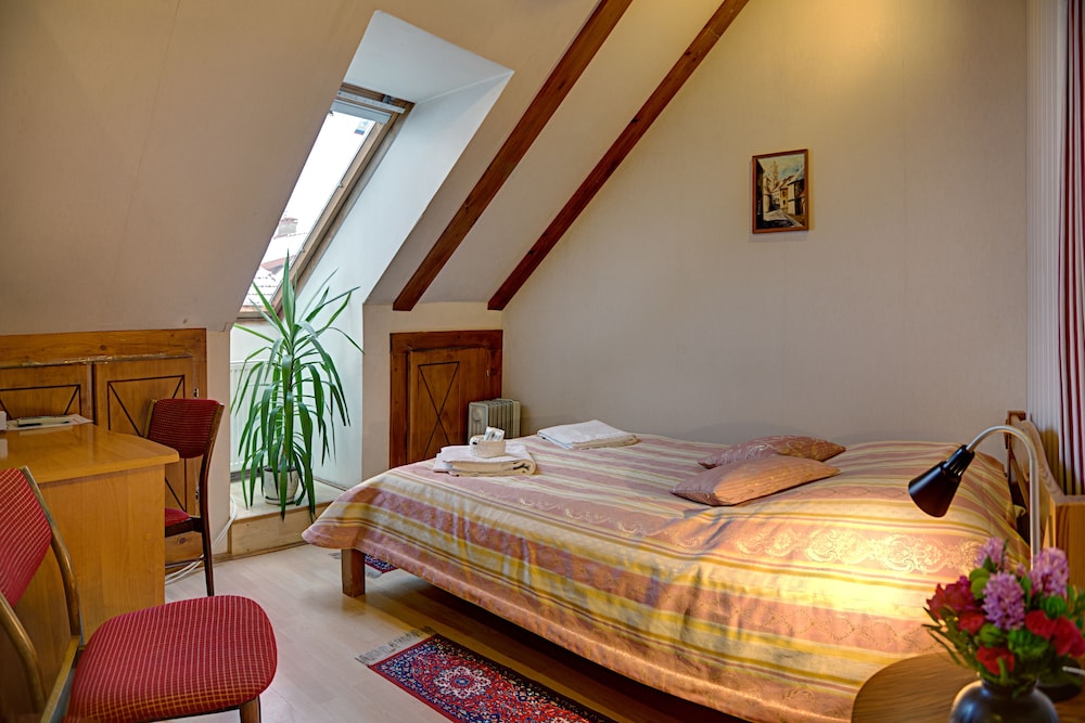 ROOM, DOUBLE BED, SHARED BATHROOM