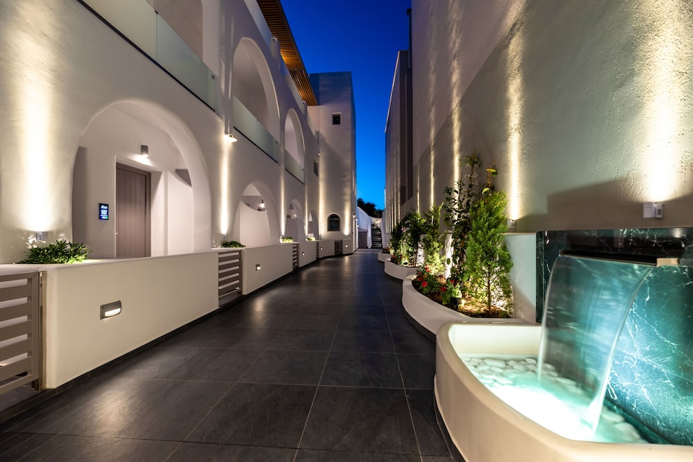 Deluxe Hotel Santorini 10/63